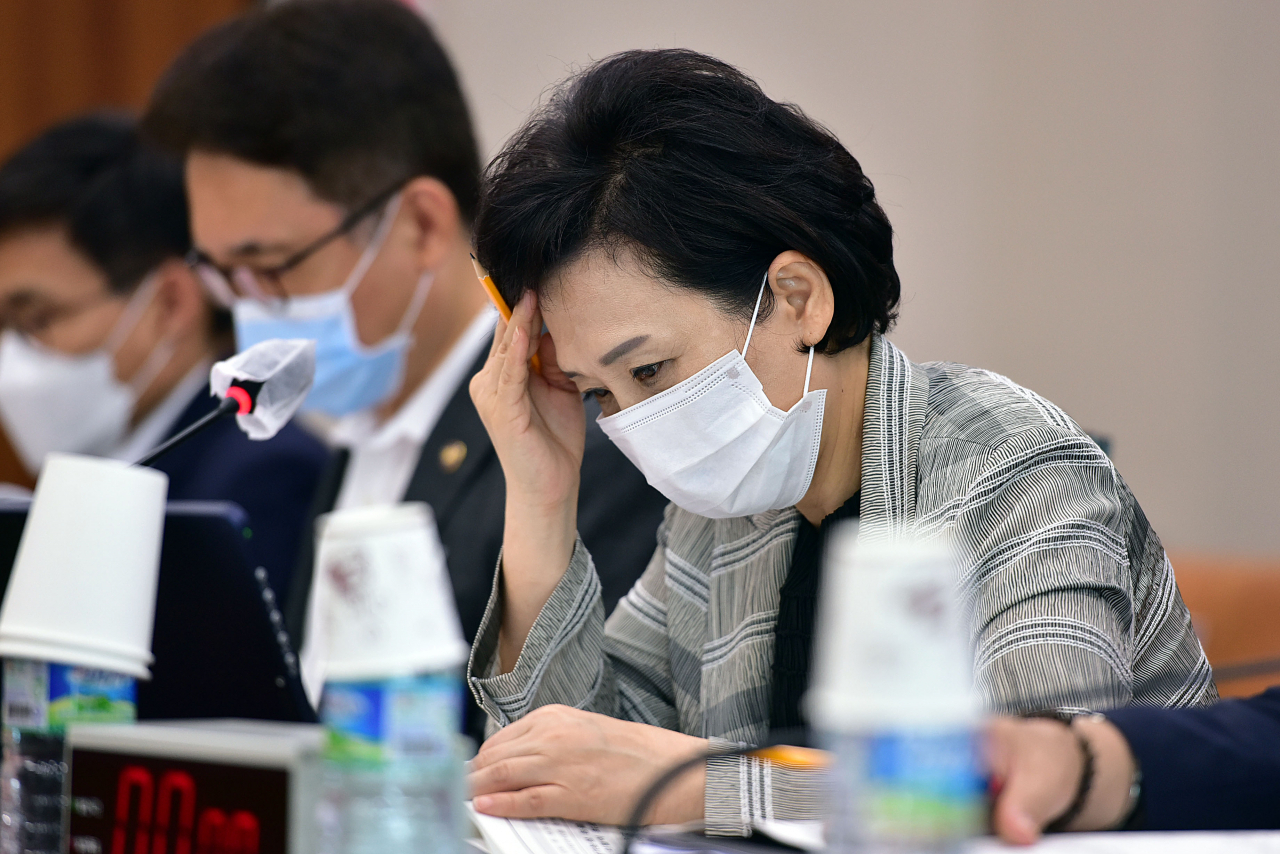 김현미 국토교통부 장관이 25일 국회에서 열린 국토교통위원회 전체회의에서 잠시 생각에 잠겨있다. [연합]