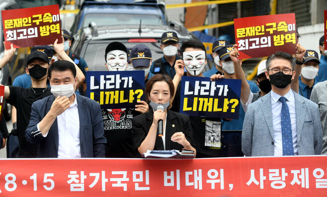 지난 21일 오전 서울 성북구 사랑제일교회 앞에서 열린 ‘문재인 정권 가짜 방역계엄령 규탄 기자회견’에서 전광훈 목사의 변호인인 강연재 변호사가 발언하고 있다.