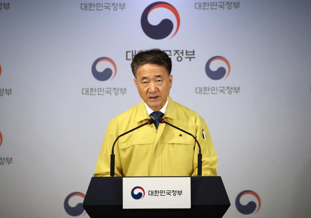 박능후 보건복지부 장관이 26일 오전 정부서울청사 브리핑실에서 의사협회의 집단휴진과 관련해 전공의와 전임의 업무개시명령 등의 내용을 담은 긴급 정부대응 담화를 발표하고 있다. [연합]