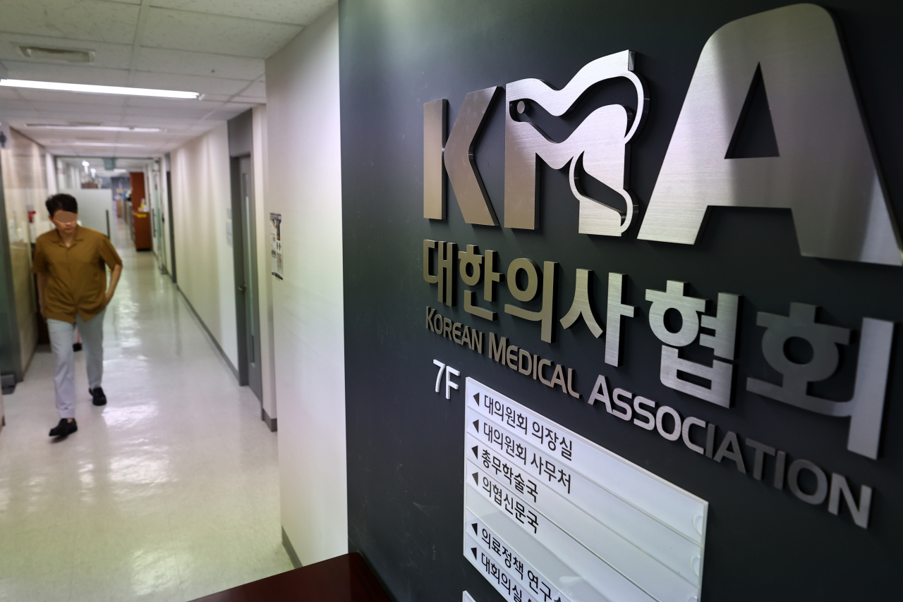 정부의 의과대학 정원 확대 등의 정책에 반대하는 의사들이 28일까지 사흘간 집단휴진에 들어간 26일 오전 서울 용산구 대한의사협회의 모습. 이날 박능후 보건복지부 장관은 정부서울청사에서 열린 브리핑에서 "정부는 오늘 오전 8시 기해 서울, 경기, 인천 등 수도권 소재 수련병원에 근무 중인 전공의, 전임의를 대상으로 즉시 환자 진료 업무에 복귀할 것을 명령했다"고 밝혔다. [연합]