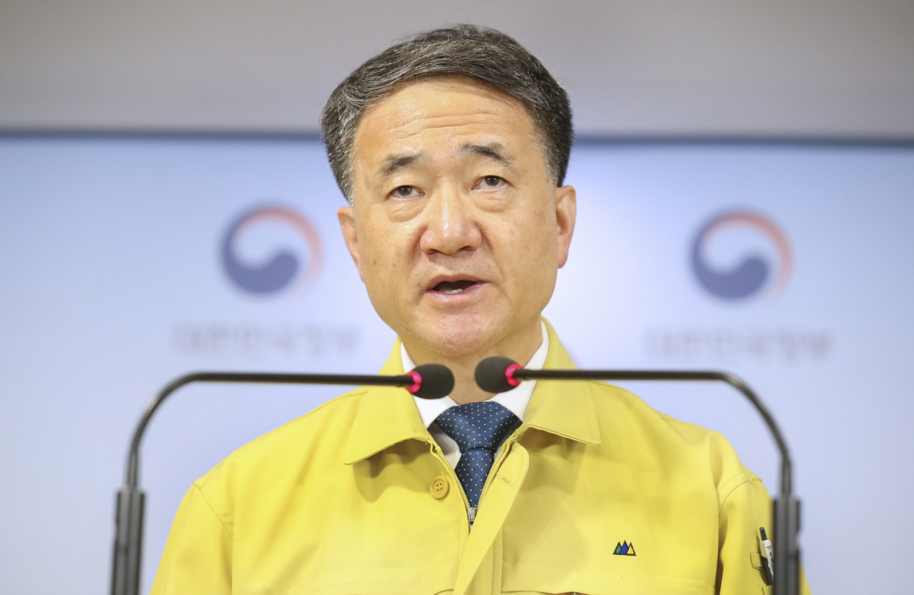 박능후 보건복지부 장관이 26일 오전 서울 종로구 정부서울청사 합동브리핑실에서 의사협회 등 집단휴진 관련 브리핑을 하고 있다. 박 장관은 이 자리서 "정부는 오늘 오전 8시 기해 서울, 경기, 인천 등 수도권 소재 수련병원에 근무 중인 전공의, 전임의를 대상으로 즉시 환자 진료 업무에 복귀할 것을 명령했다"고 밝혔다. 아울러 박 장관은 "국민의 생명과 안전에 위험이 발생하지 않도록 업무개시명령 등 필요한 법적 조치를 취할 수 밖에 없다"며 "응급실과 중환자실에서 촌각을 다투는 환자의 생명을 위협하는 진료공백을 방치할 수 없다"고 강조했다. [보건복지부 제공]