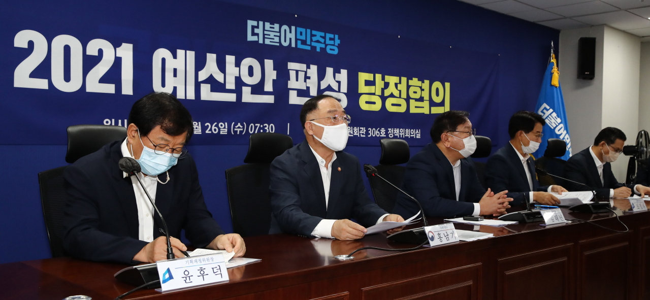 홍남기 경제부총리(왼쪽 두번째)가 26일 오전 서울 여의도 국회 의원회관에서 열린 2021년 예산안 편성 당정협의에서 발언하고 있다. [연합]