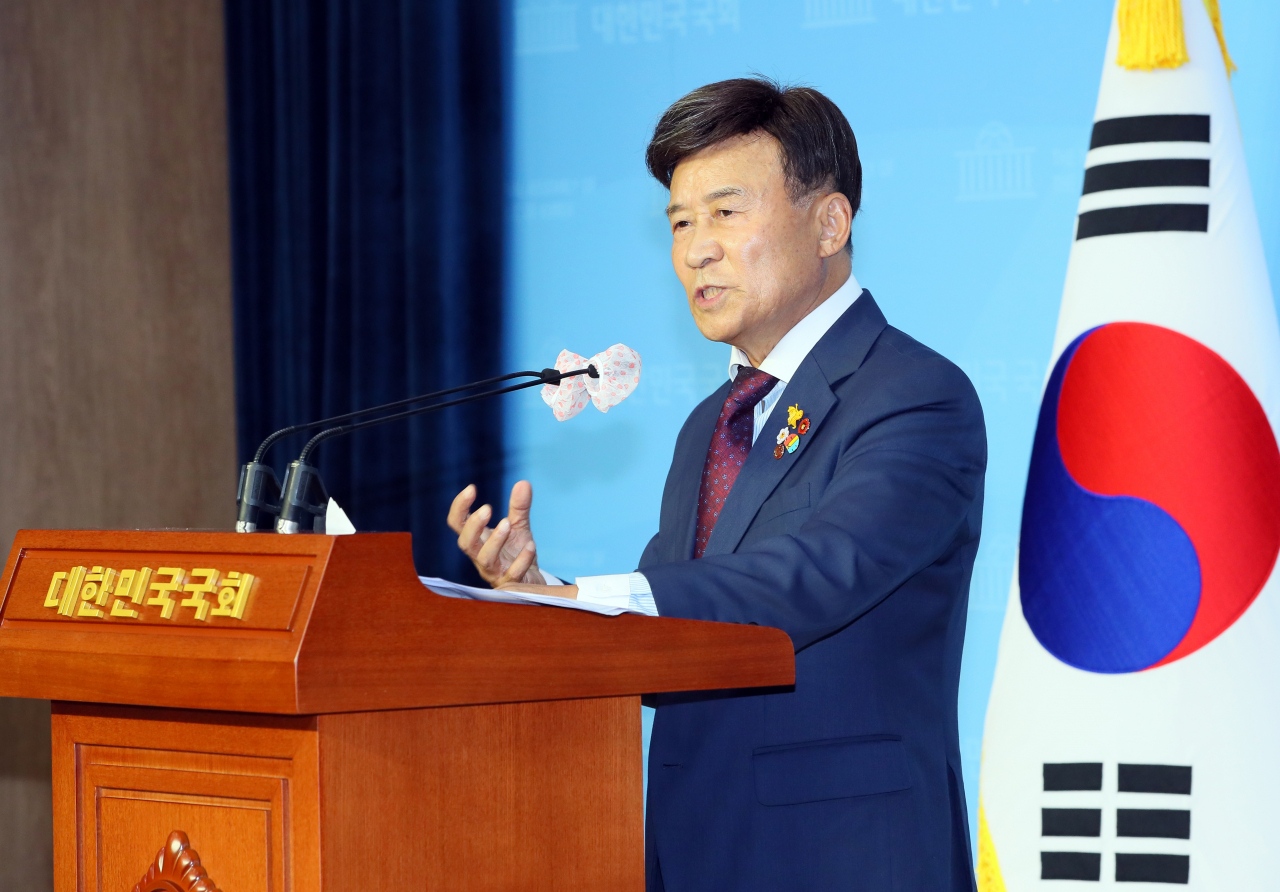김원웅 광복회장이 지난 24일 국회 소통관에서 “친일비호 세력과 결별하지 않는 미래통합당은 토착왜구와 한 몸이라는 국민들의 인식이 심화될 것”이라는 입장을 밝히고 있다.[연합]