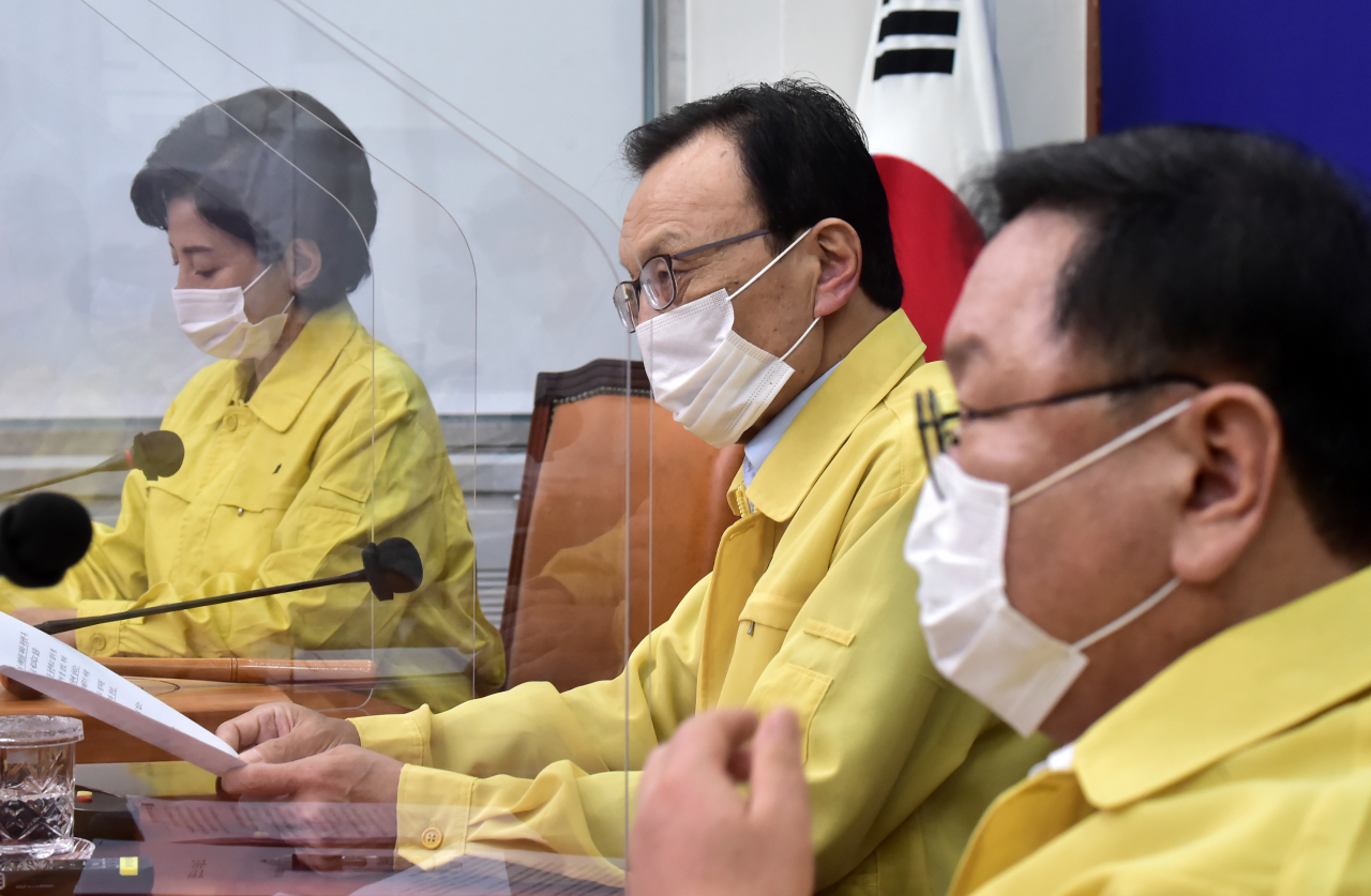 더불어민주당 이해찬 대표가 26일 서울 여의도 국회에서 열린 최고위원회의에서 발언하고 있다. 연합뉴스