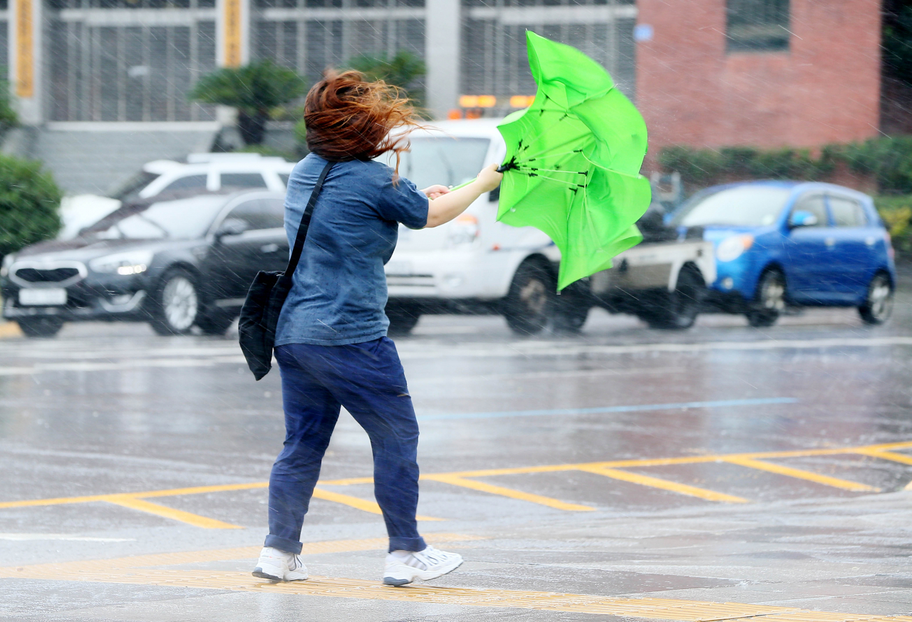 북상하는 제8호 태풍 '바비'의 직접 영향권에 접어든 26일 오전 제주시 내 거리에서 강한 비바람에 사람들이 힘겹게 걸어가고 있다. [연합]