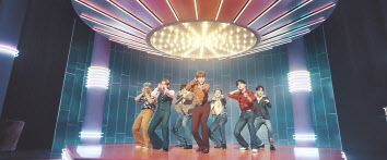 방탄소년단이 21일 오후 디지털 싱글 ‘다이너마이트’(Dynamite) 음원과 뮤직비디오를 전 세계에 동시 공개했다. 지난 19일 공개된 신곡 뮤직비디오 티저 영상은 유튜브 조회 수 5천만 건을 넘어섰고, 뮤직비디오 본편도 공개된 지 1시간여 만에 1천800만 뷰를 돌파했다. 사진은 방탄소년단 ‘다이너마이트’ 뮤직비디오 캡처 화면. [빅히트엔터테인먼트 제공. 재판매 및 DB 금지] [연합]