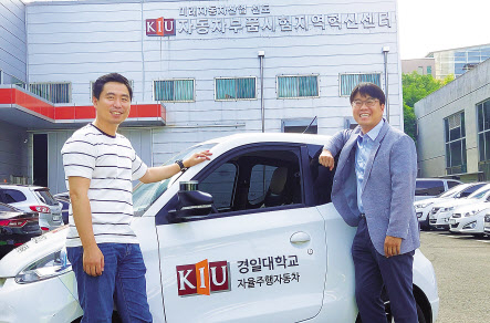 한지형(왼쪽) 오토노머스에이투지 대표와 김현우 경일대 교수가 연구소에서 제작된 초소형 전기차 기반 자율주행차를 배경으로 나란히 서 있다. 유재훈 기자