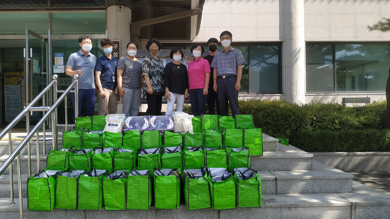 용인 구성동 지역사회보장협의체가 저소득 이웃을 위해 준비한 선물. [용인시 제공]