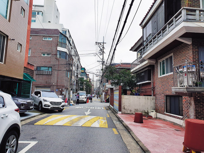 역세권 빌라는 주택시장에서 아파트와 마찬가지로 전세 매물 품귀현상과, 호가가 오르는 일이 나타나고 있다. 사진은 서울 마포구 합정역 인근 다세대 연립 주택가의 모습. 이민경 기자