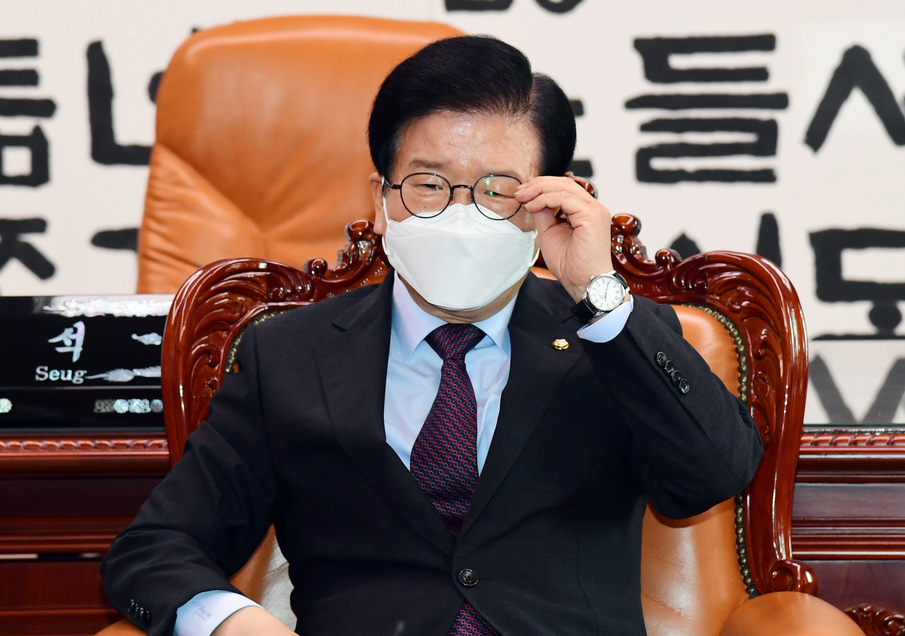 박병석 국회의장이 26일 국회 의장실에서 열린 국회의장-여야 원내대표 정례회동에 참석해 안경을 고쳐 쓰고 있다. [연합]