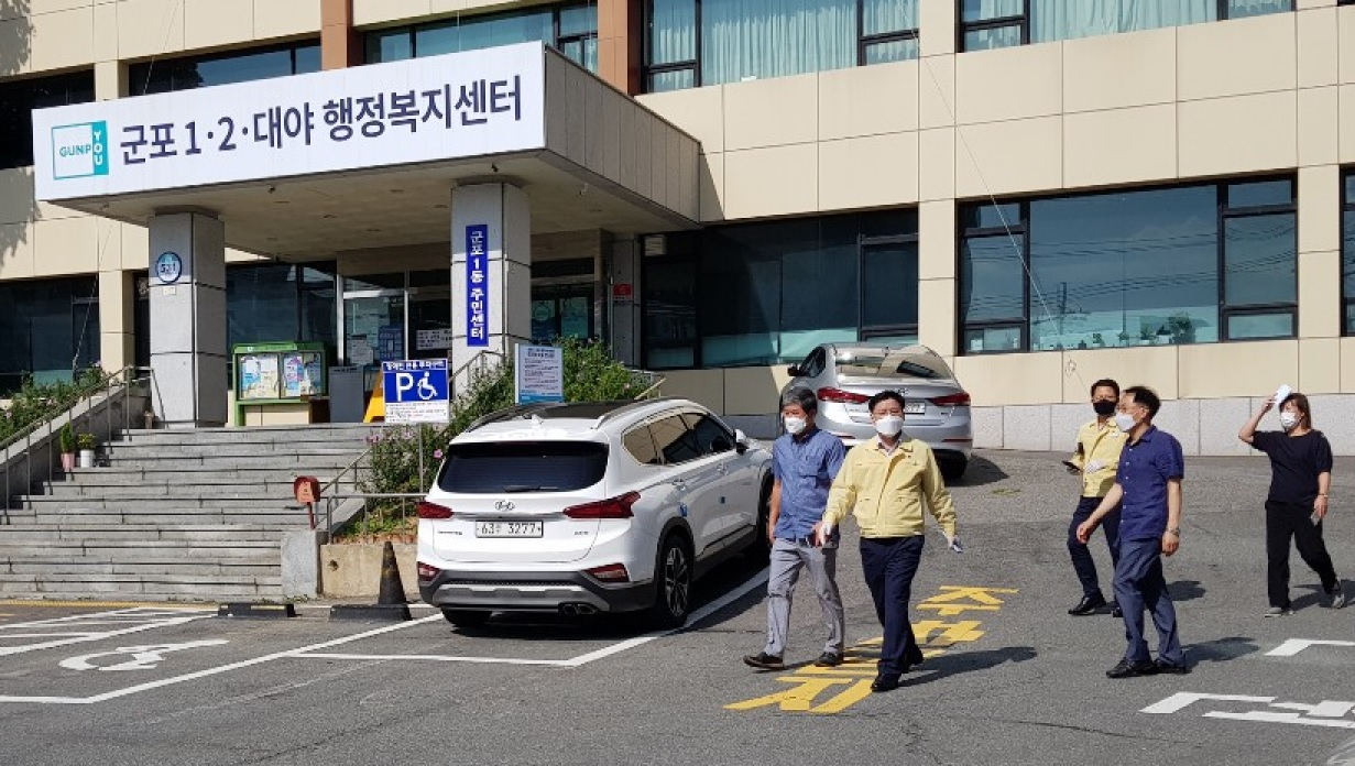 군포1동 청사를 방문한 한대희 시장(왼쪽에서 두번째). [군포시 제공]