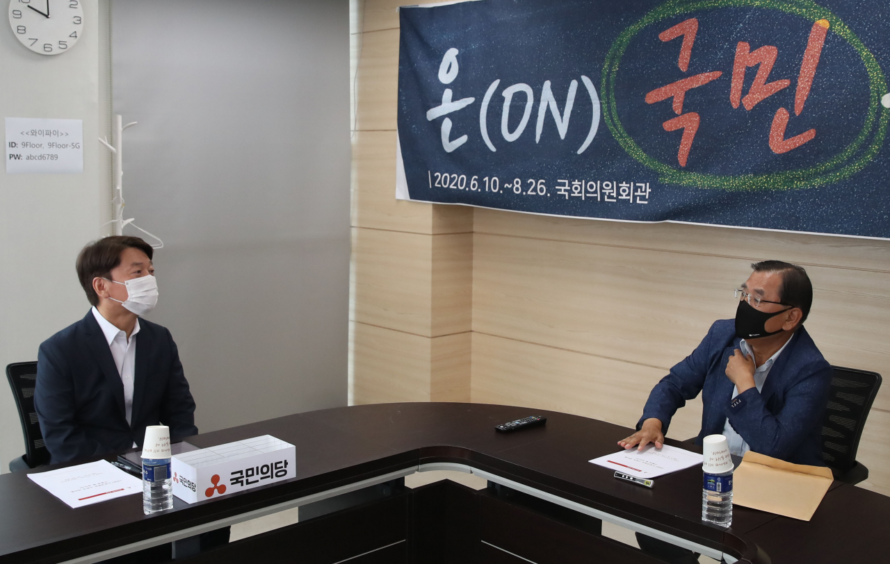안철수 국민의당 대표가 26일 오전 서울 여의도 국민의당 중앙당사에서 열린 온국민공부방 제10강 '노동개혁과 사회적 대타협, 어떻게 할 것인가?'에서 김대환 전 고용노동부 장관과 이야기를 나누고 있다. [연합]