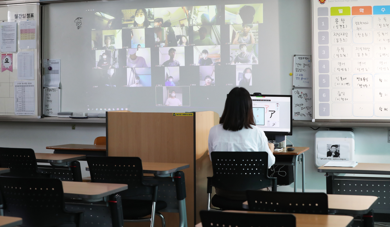 '코로나19' 확산으로 고3을 제외한 수도권 유치원과 초·중·고교 전면 원격 수업이 실시된 26일 오전 경기도 수원시 팔달구 삼일공업고등학교에서 교사가 온라인 수업을 하고 있다. [연합]