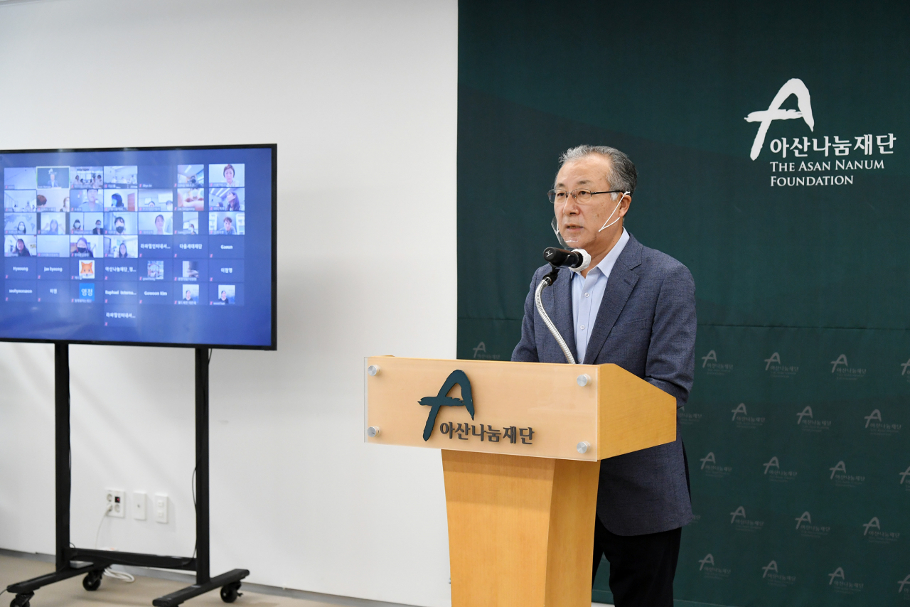 한정화 아산나눔재단 이사장이 지난 25일 온라인으로 진행된 ‘제5기 아산프론티어 유스’ 수료식에서 격려사를 하고 있다.[아산나눔재단 제공]