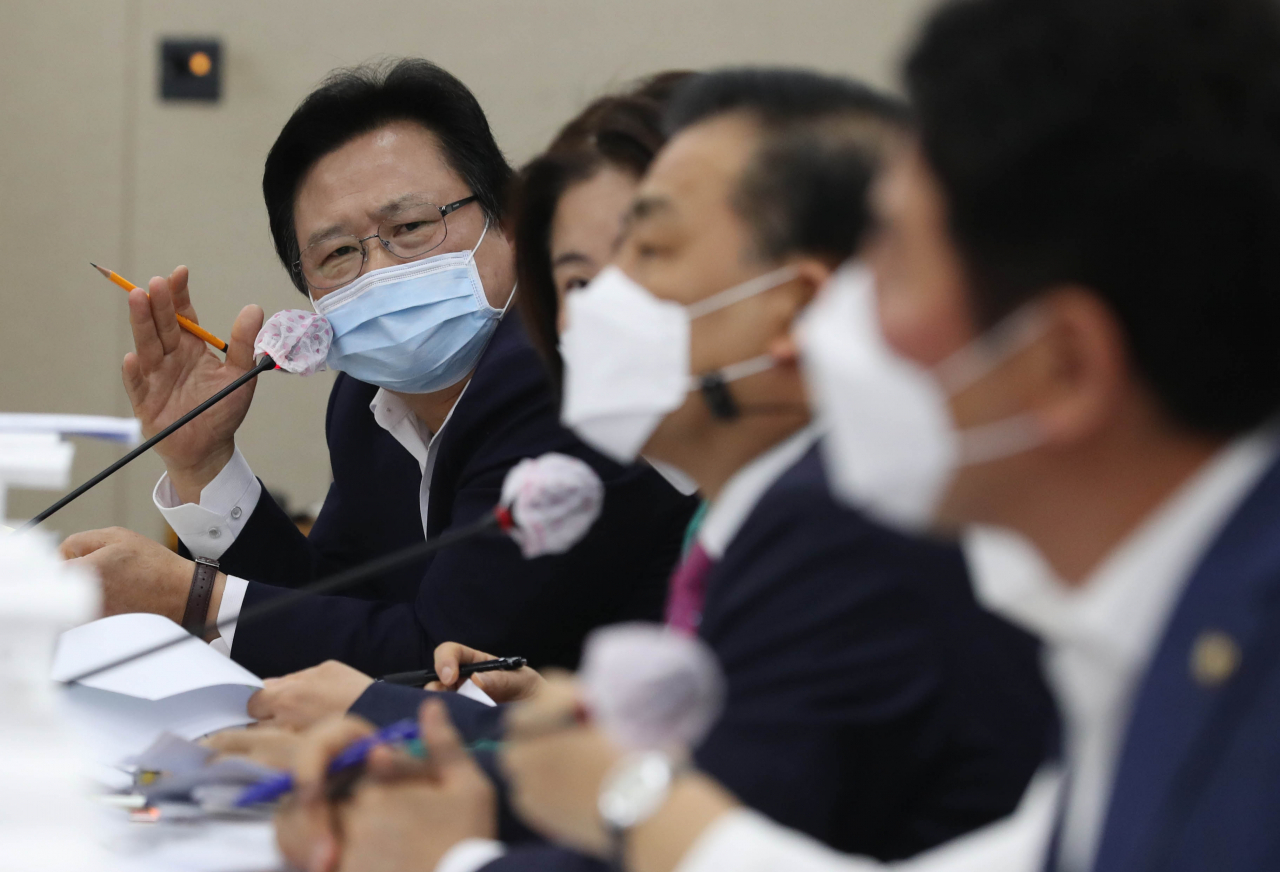 국회 보건복지위원회 미래통합당 강기윤 간사가 26일 오전 서울 여의도 국회에서 열린 보건복지위원회 전체회의에서 발언하고 있다. [연합]