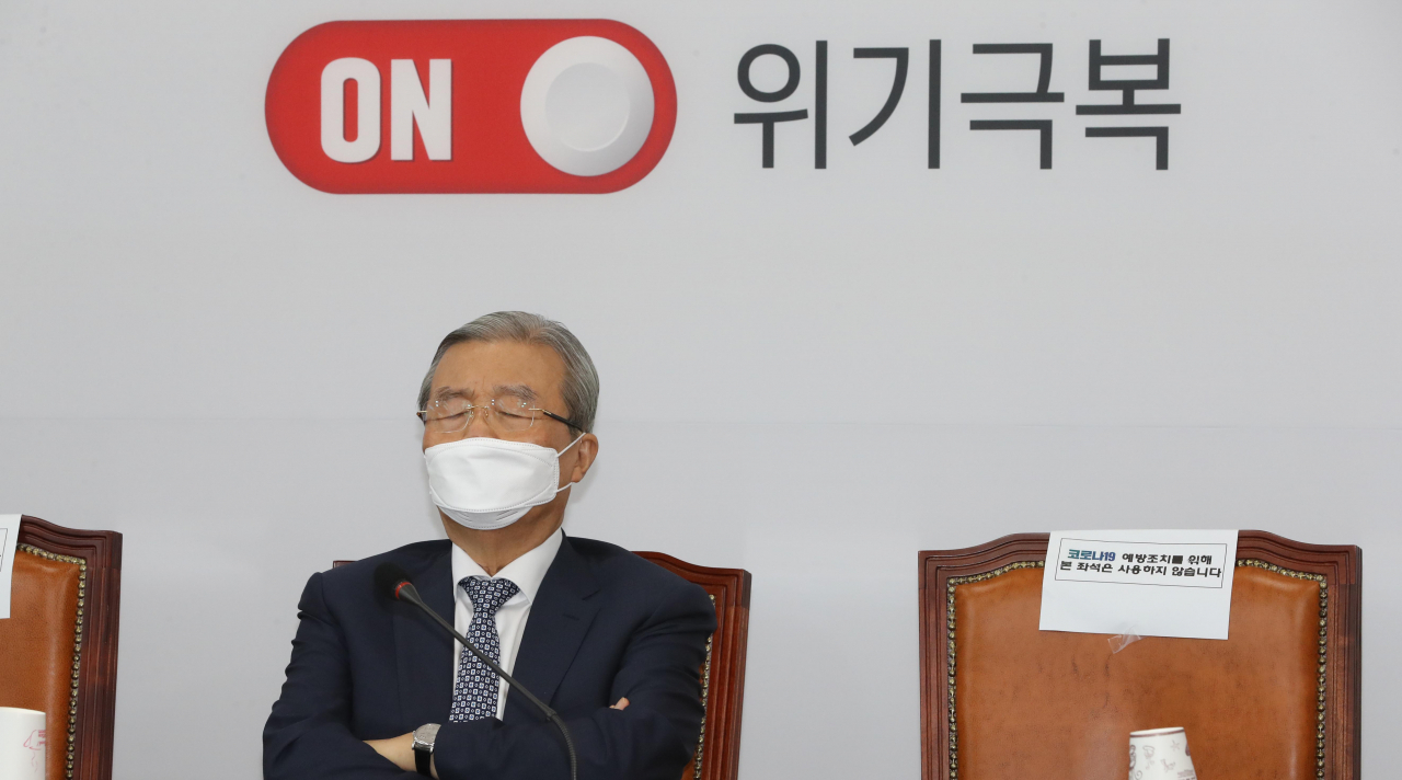 김종인 미래통합당 비상대책위원장이 26일 국회에서 열린 비상대책위원장-중진의원 회의에서 생각에 잠겨 있다. [연합]