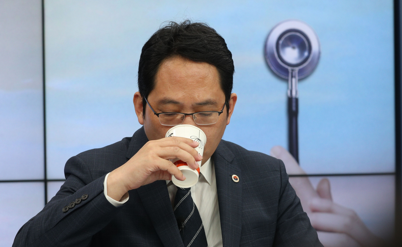 26일 오전 서울 용산구 대한의사협회 스튜디오에서 비대면 방식으로 열린 '제2차 전국의사총파업 궐기대회'에서 최대집 대한의사협회 회장이 물을 마시고 있다. [연합]