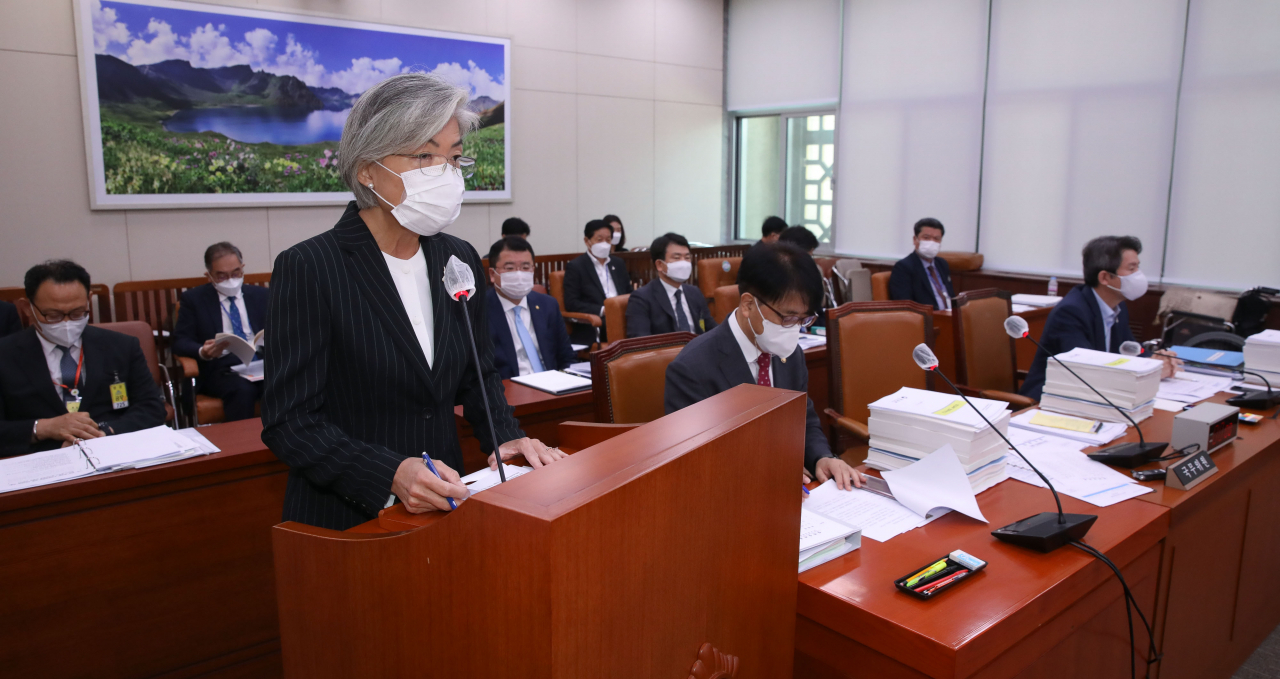 강경화 외교부 장관이 지난 25일 국회 외교통일위원회 전체회의에서 업무보고하고 있다. [연합]