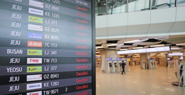 제8호 태풍 '바비'가 한반도로 접근하고 있는 26일 오전 서울 김포공항 여객기 운항 정보 스크린에 결항 표시가 띄워져 있다.[연합]