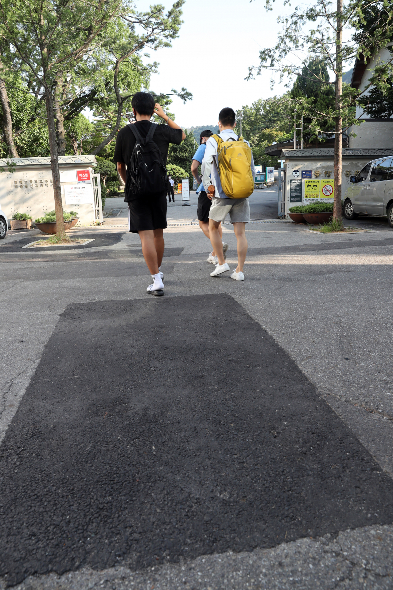 고3을 제외한 수도권 유초중고 전면 원격 수업이 실시된 26일 오전 서울 종로구 경복고등학교로 고3 학생들이 등교하고 있다. [연합]