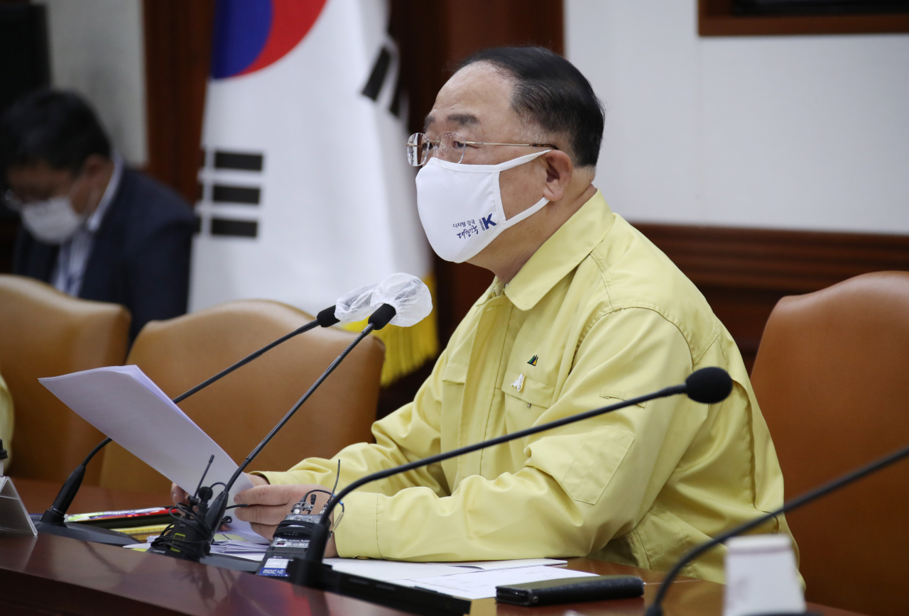 홍남기 경제부총리 겸 기획재정부 장관이 27일 오전 정부서울청사에서 열린 제15차 비상경제 중앙대책본부 회의에서 발언하고 있다. [연합]