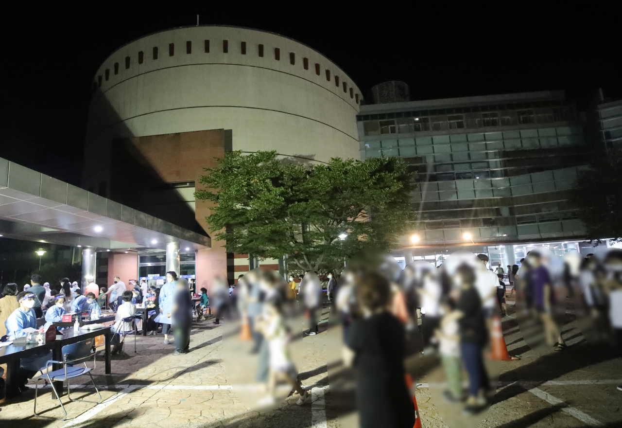 26일 광화문 집회 관련 확진자가 예배를 본 광주 북구 각화동 성림침례교회에서 다수의 확진자가 발생했다. 사진은 전날 교인을 상대로 야간 검체 채취하는 모습. 연합뉴스