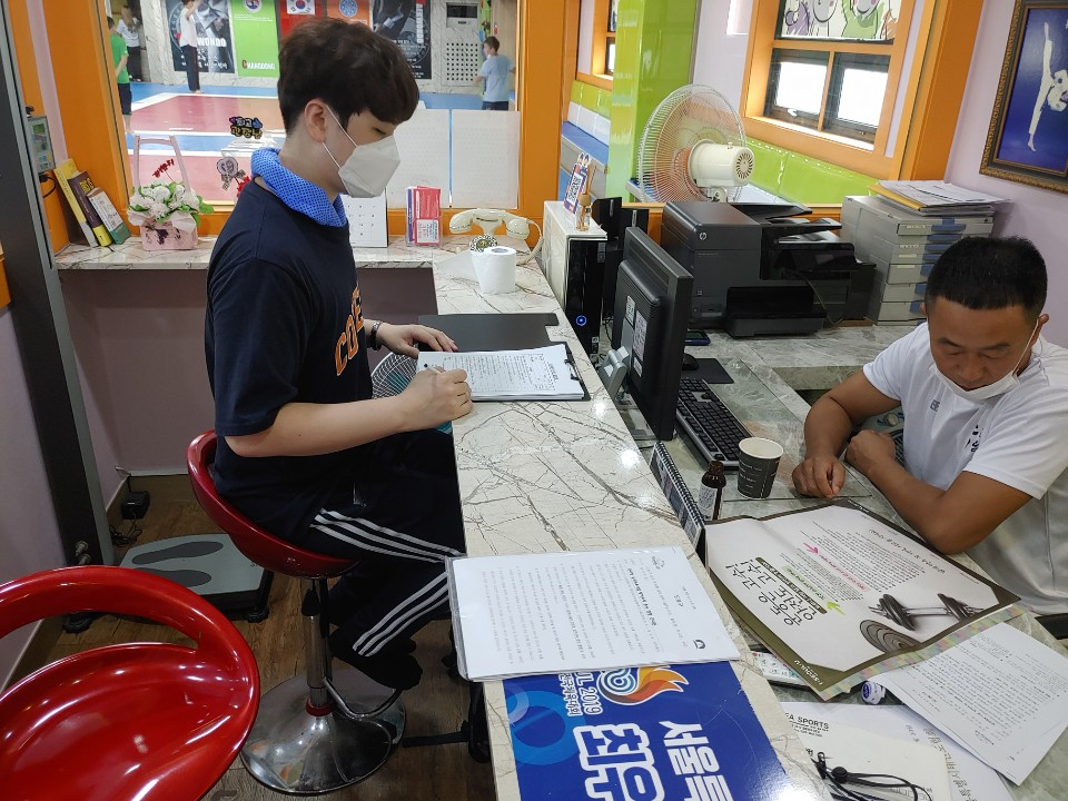 도봉구 점검반이 창동 소재 실내체육시설의 방역수칙 준수명령 이행여부 등 현장 점검을 하고 있다. [도봉구 제공]