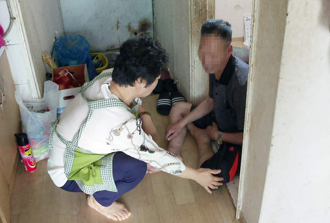 동대문구의 한 어르신이 방문돌봄 서비스를 지원받고 있다. [동대문구 제공]