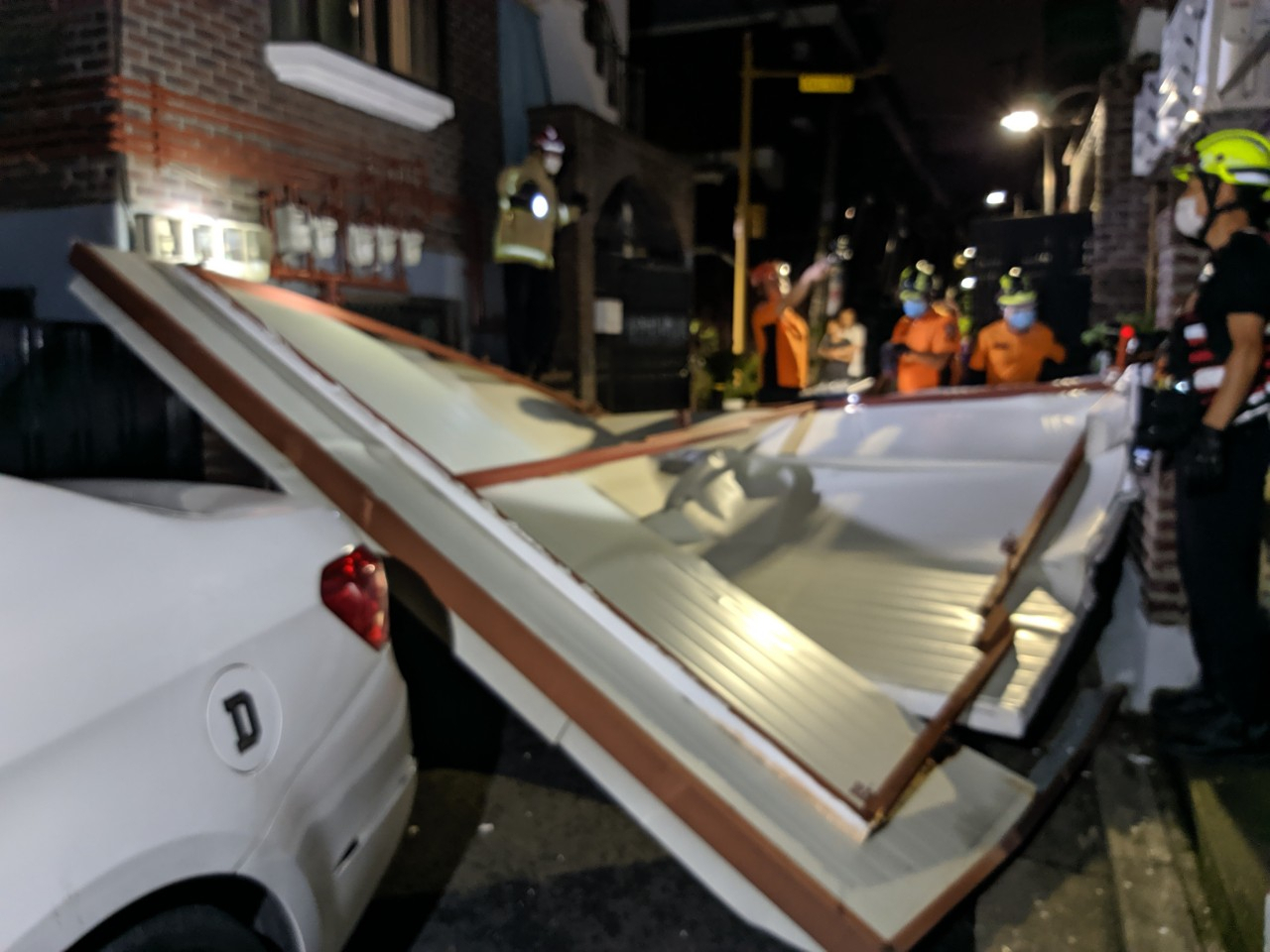 강풍을 동반한 제8호 태풍 ‘바비’의 영향으로 27일 새벽 서울에서도 피해가 속출한 가운데, 이날 오전 4시30분께 서울 양천구 신월동의 한 주택가에서 옥탑 방수패널이 무너지고 방범창이 깨진 모습. 이 사고로 집 안에 있던 주민 1명이 손을 다쳐 현장에서 치료받았다. [서울 양천소방서 제공]