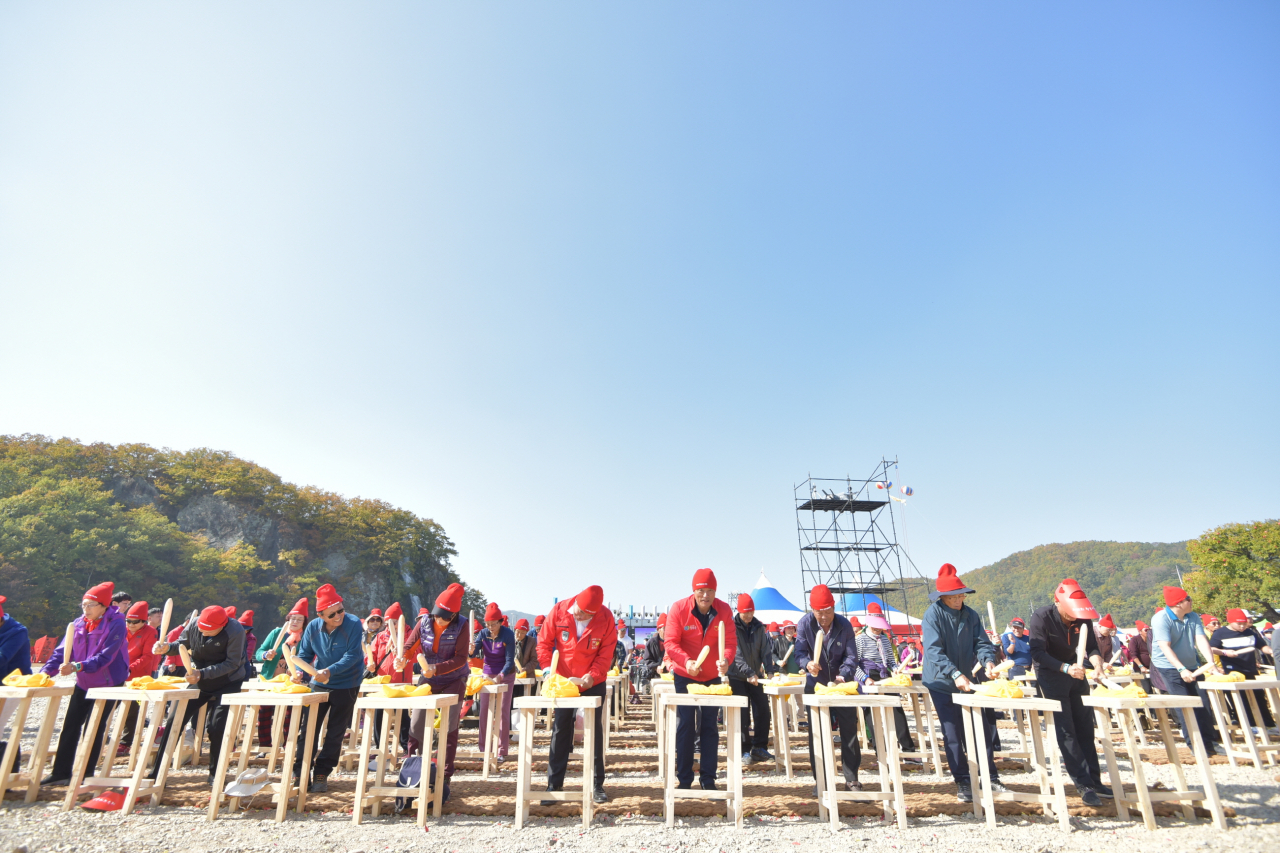 청송사과축제 중 꿀잼사과 난타 공연 모습.[청송군 제공]