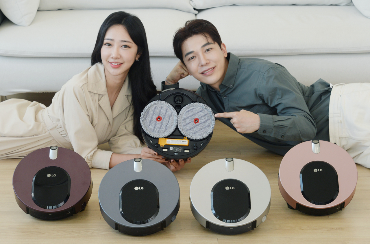 LG전자가 27일 물걸레 전용 로봇청소기 ‘LG 코드제로 M9 씽큐’를 출시했다. 신제품은 아이언 그레이 색상으로 출시되며 가격은 출고가 기준 69만9천원이다. LG전자는 빈티지 와인, 판타지 실버, 블러썸 핑크 등 새로운 색상을 순차적으로 추가할 예정이다.[LG전자 제공]