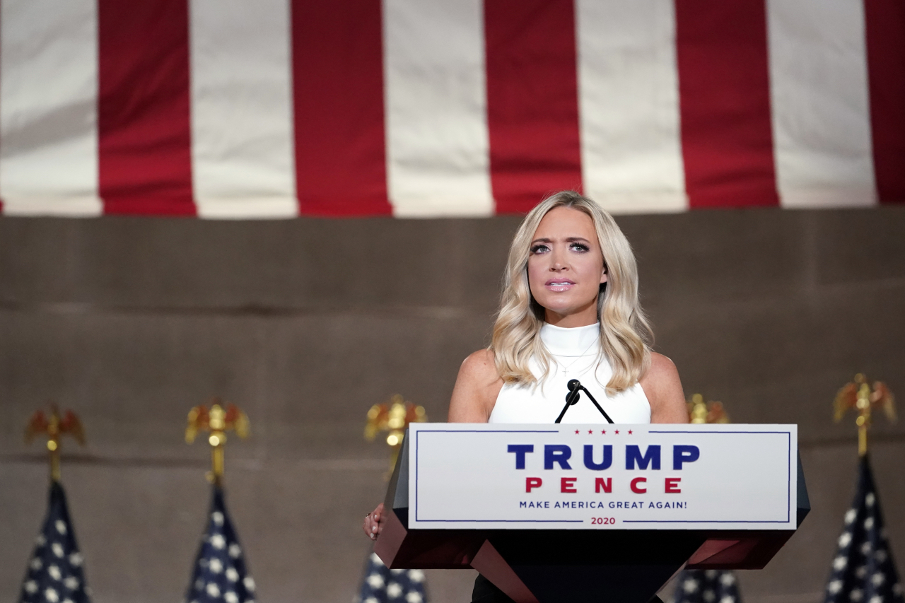 케일리 매커내니 백악관 대변인이 26일(현지시간) 열린 공화당 전당대회 3일차 일정에서 깜짝 찬조 연사로 등장해 여성 표심 자극에 나섰다. [AP]