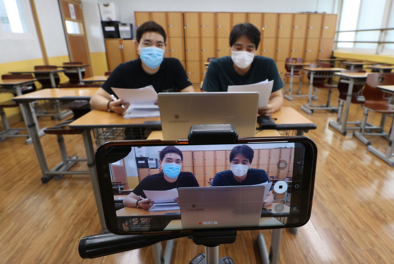 신종 코로나바이러스 감염증(코로나19) 재확산에 서울·경기·인천 소재 유·초·중·고교와 특수학교가 전면 원격 수업에 들어간 지난 26일 오후 서울 송파구 보인고에서 1학년 국어 교사들이 협업 수업을 위한 녹화를 하고 있다. [연합]