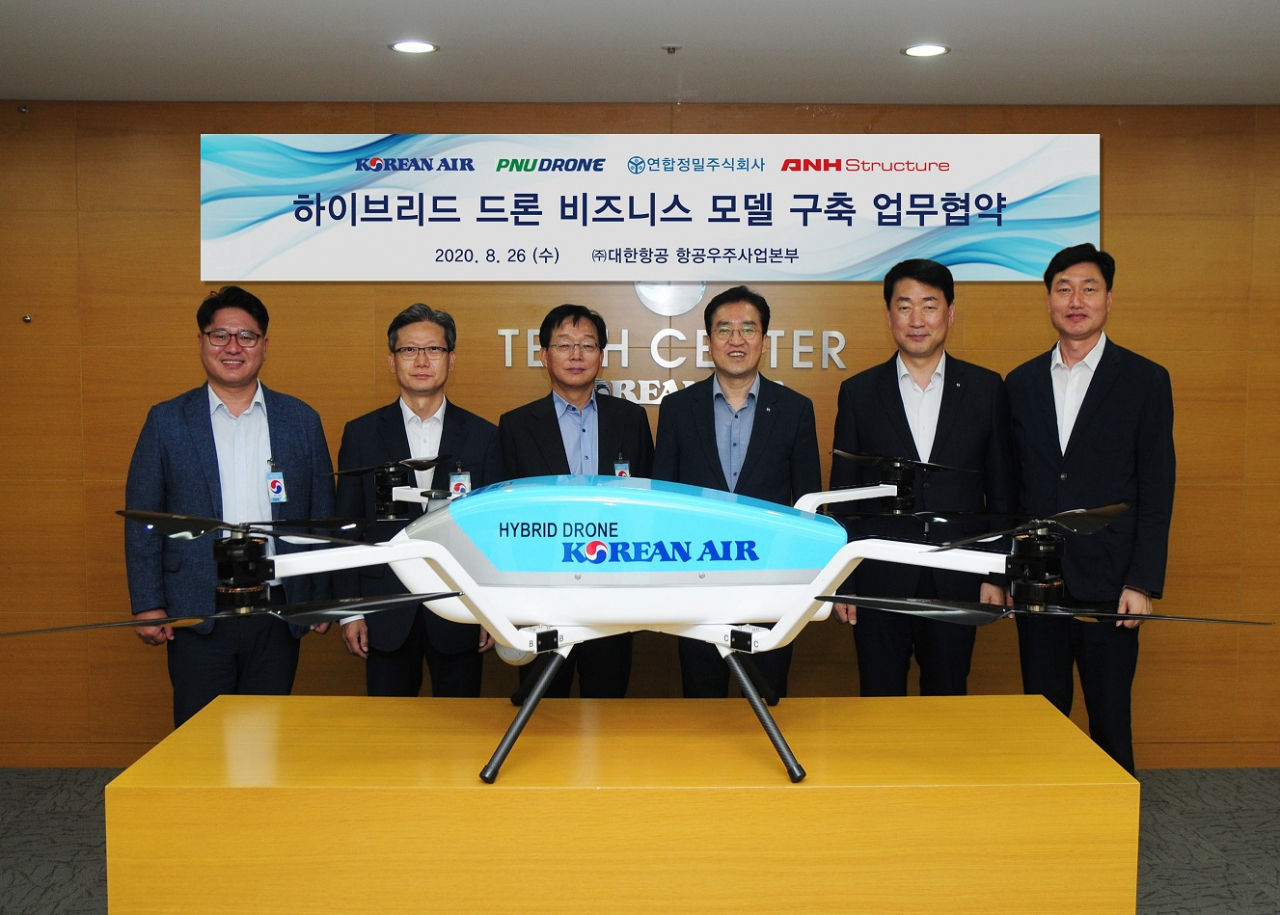 대한항공은 지난 26일 부산 소재 대한항공 테크센터에서 하이브리드 드론 운영 사업에 관한 협약식을 가졌다. 사진은 오른쪽부터 대한항공 공병호 항공기술연구원장, 대한항공 박정우 항공우주사업본부장, 대한항공 이수근 오퍼레이션부문 부사장, 강범수 피앤유드론 대표이사, 김용수 연합정밀 대표이사, 안현수 에이엔에이치스트럭쳐 대표이사 가 기념 촬영을 하고 있다 . [대한항공 제공]