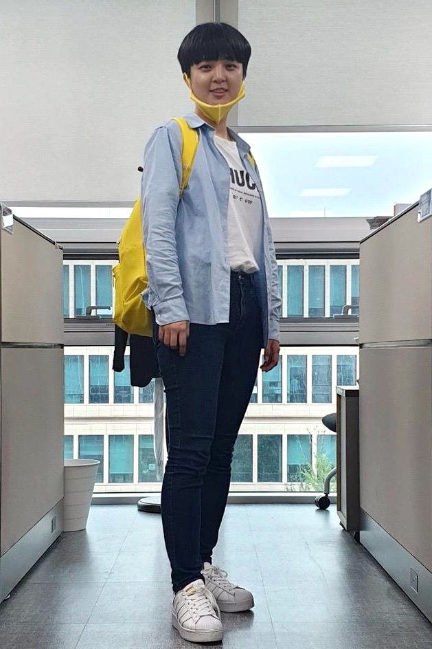 류호정 정의당 의원이 6일 청바지와 운동화 차림으로 국회 의원회관에서 포즈를 취하고 있다. [연합]