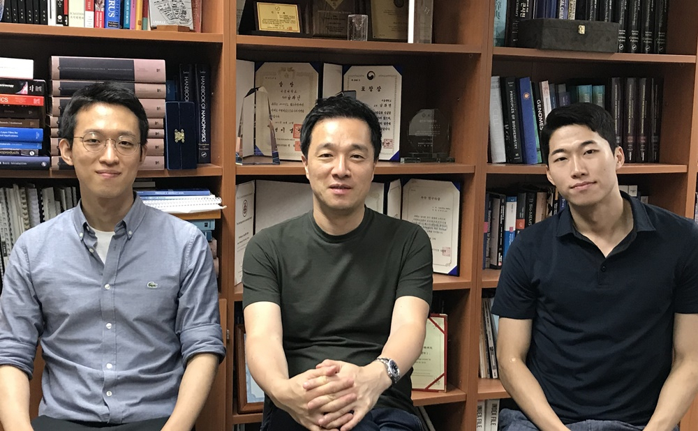 삼성이 미래기술육성사업으로 지원한 남좌민 서울대 교수 연구팀. 왼쪽부터 김선기 박사(1저자), 남좌민 교수(교신저자), 서진영 학생(공동저자) [삼성전자 뉴스룸 제공]