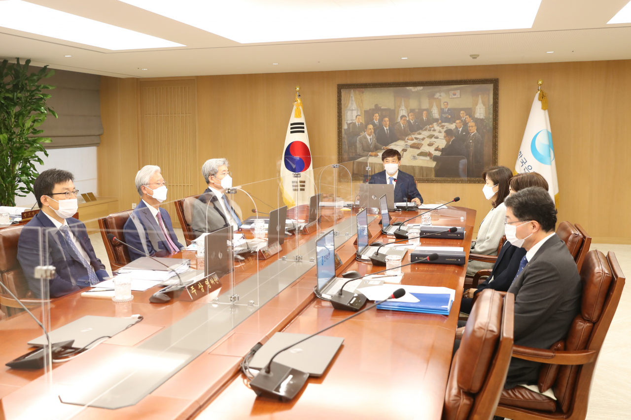 아크릴 차단판 설치한 금융통화위원회. 이주열(가운데) 한국은행 총재가 27일 서울 중구 한은 본관에서 금통위를 개최하고 있다. [사진제공 한은]