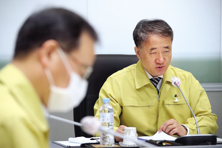 박능후 중앙재난안전대책본부 1차장(보건복지부 장관)이 27일 오전 정부서울청사 재난상황실에서 열린 신종 코로나바이러스 감염증(코로나19) 대응 중앙재난안전대책본부 화상회의에서 발언하고 있다. [연합]