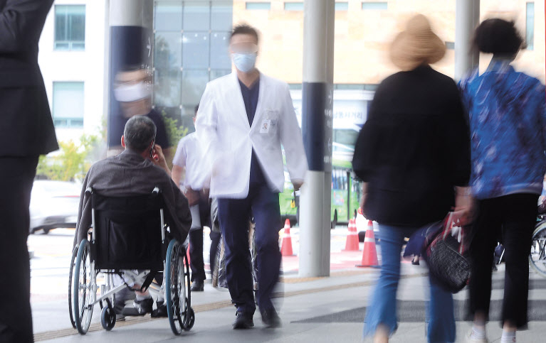 정부의 보건의료정책에 반대하는 대한의사협회의 집단휴진 이틀째인 27일 서울 종로구 서울대학교병원 본관 앞에 많은 환자와 보호자들이 지나고 있다. 이상섭 기자