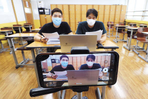원격 수업에 들어간 서울시내 학교 모습. [연합]