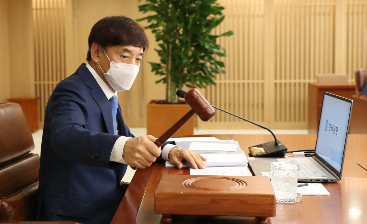 이주열 한국은행 총재가 27일 오전 서울 중구 한국은행에서 열린 금융통화위원회 본회의에 참석해 의사봉을 두드리고 있다. [한국은행 제공]