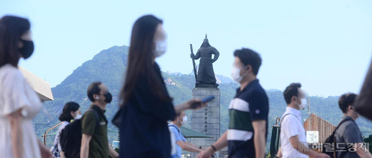 [헤럴드경제=이상섭 기자] 신종 코로나바이러스 감염증(코로나19)이 확산으로 서울시 전역에 '마스크 착용 의무화'가 시작된 가운데 24일 오전 서울 광화문사거리에서 시민들이 마스크를 쓰고 횡단보도를 건너고 있다. babtong@heraldcorp.com