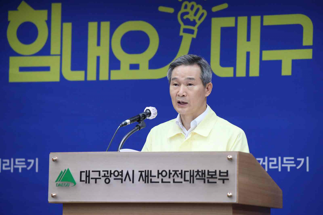 채홍호 대구 행정부시장이 27일 오전 대구시청에서 코로나19 관련 브리핑을 하고 있다.[대구시 제공]