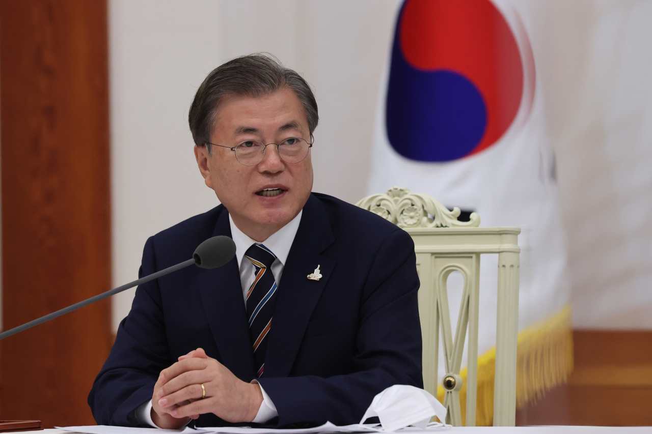 문재인 대통령이 27일 청와대 본관에서 열린 한국 개신교회 지도자 초청 간담회에서 발언하고 있다. 문 대통령은 신종 코로나바이러스 감염증 확산 방지를 위한 정부의 방역 노력에 교회가 적극적으로 협조해줄 것을 당부했다. [연합]