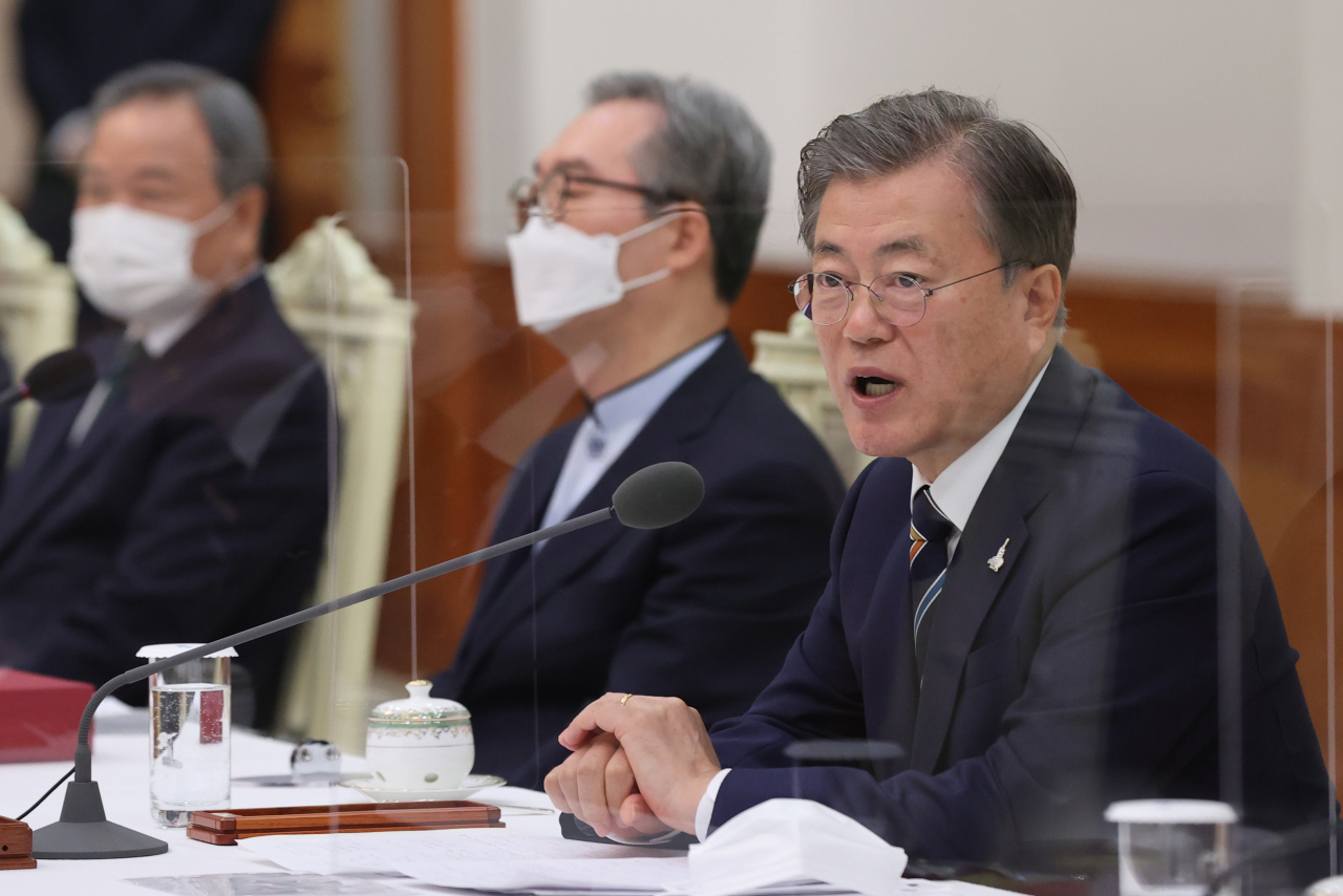 문재인 대통령이 27일 청와대 본관에서 열린 한국 개신교회 지도자 초청 간담회에서 발언하고 있다. 문 대통령은 신종 코로나바이러스 감염증 확산 방지를 위한 정부의 방역 노력에 교회가 적극적으로 협조해줄 것을 당부했다. 연합뉴스