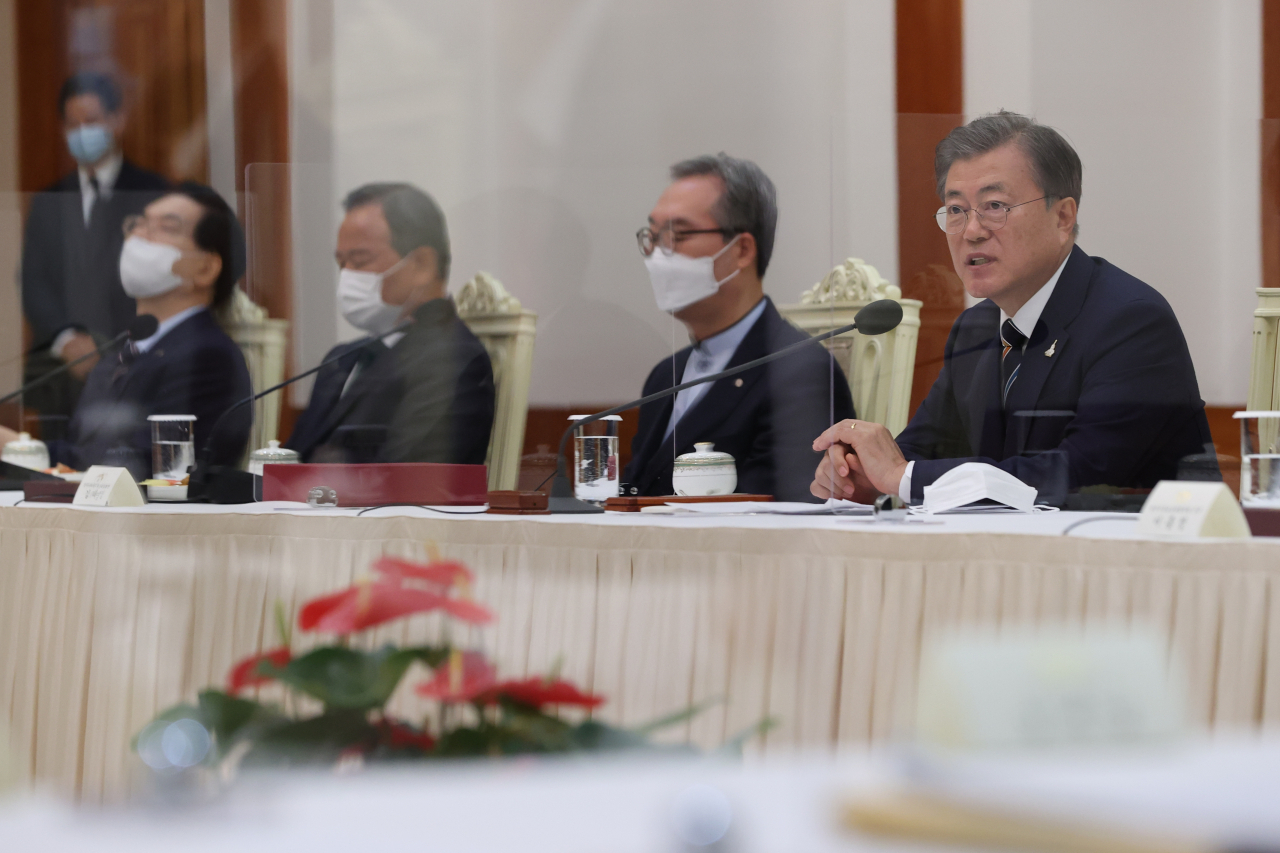 문재인 대통령이 27일 청와대 본관에서 열린 한국 개신교회 지도자 초청 간담회에서 발언하고 있다. 문 대통령은 신종 코로나바이러스 감염증 확산 방지를 위한 정부의 방역 노력에 교회가 적극적으로 협조해줄 것을 당부했다. [연합]
