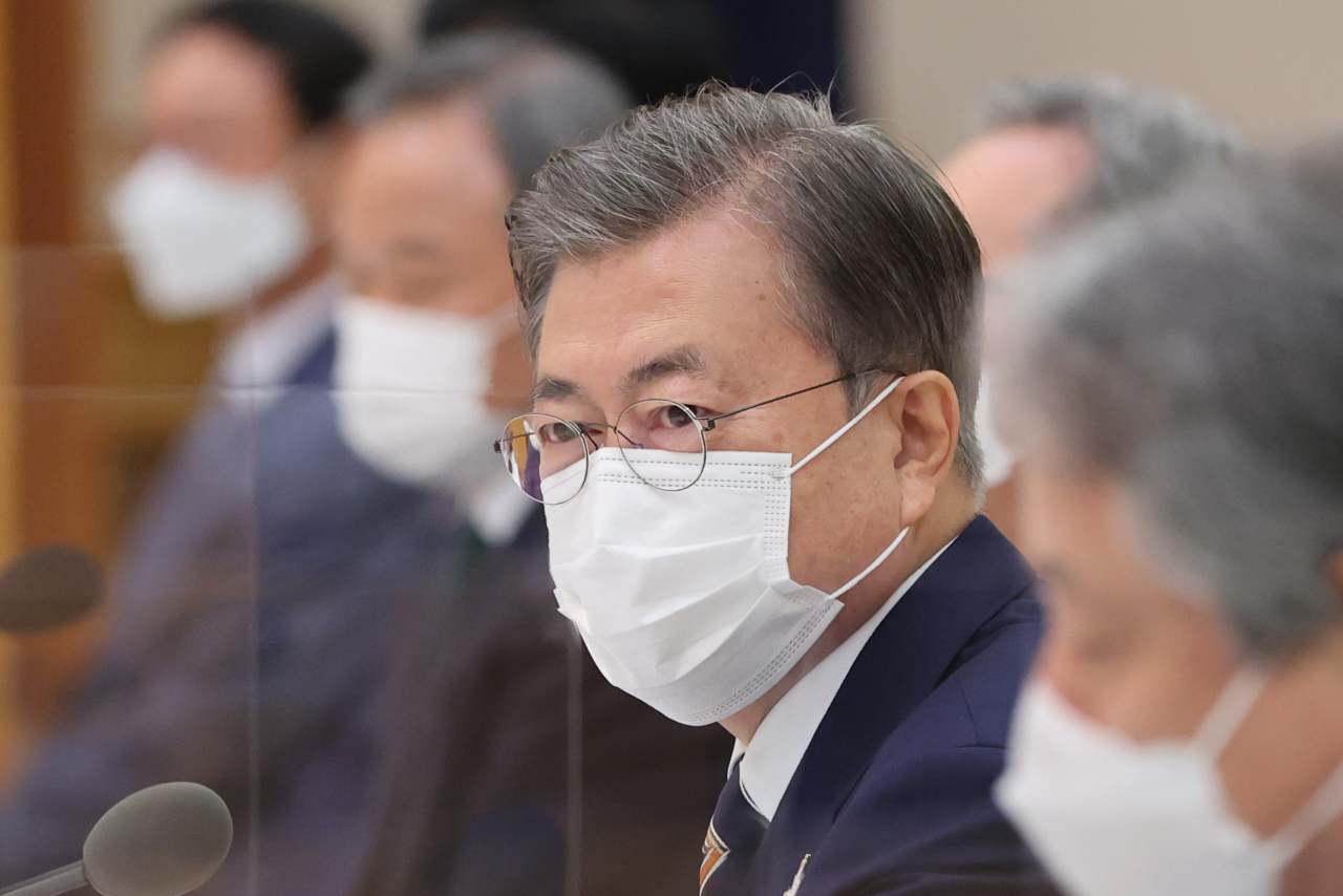 문재인 대통령이 27일 청와대 본관에서 열린 한국 개신교회 지도자 초청 간담회에서 참석자 소개를 받고 있다. [연합]