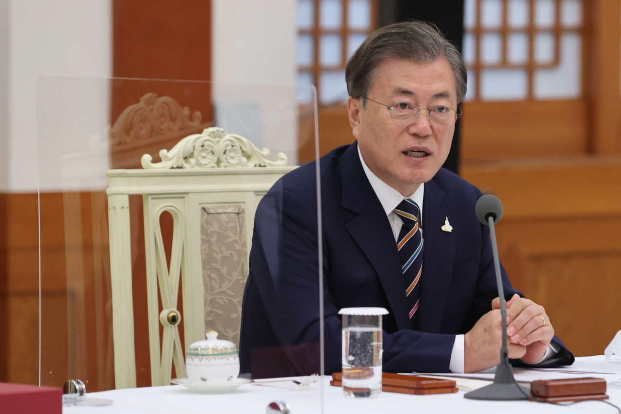 문재인 대통령이 27일 청와대 본관에서 열린 한국 개신교회 지도자 초청 간담회에서 발언하고 있다. 문 대통령은 신종 코로나바이러스 감염증 확산 방지를 위한 정부의 방역 노력에 교회가 적극적으로 협조해줄 것을 당부했다. [연합]