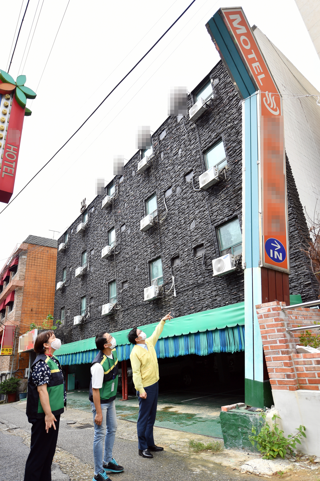 염태영 시장이 세류2동의 한 숙박업소 입간판을 살펴보고 있다. [수원시 제공]