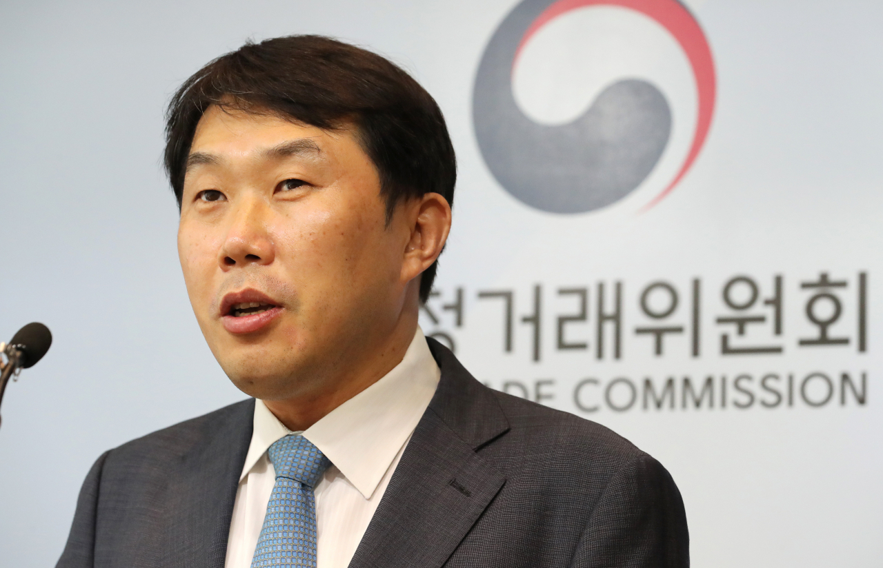 정진욱 공정거래위원회 기업집단국장이 27일 오전 세종시 정부세종청사에서 기업집단 금호아시아나 계열회사들의 특수 관계인에 대한 부당이익제공 및 부당지원행위 제재와 관련해 브리핑하고 있다. [연합뉴스]